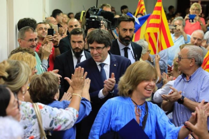 El president Puigdemont, tras la consellera Meritxell Borràs, a su llegada la míting en el Casino de l'Hospitalet-FERRAN NADEU