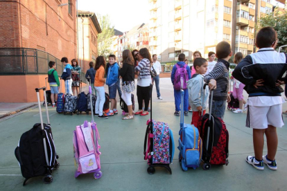 Escolares camino de sus respectivas aulas en el colegio Pedro Gómez Bosque de Valladolid el primer día de clase.-ICAL