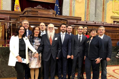 Agustín Zamarrón, con su característica barba blanca al más puro estilo ‘Valle-Inclán’, posó ayer con el resto de diputados socialistas de Castilla y León.-ICAL