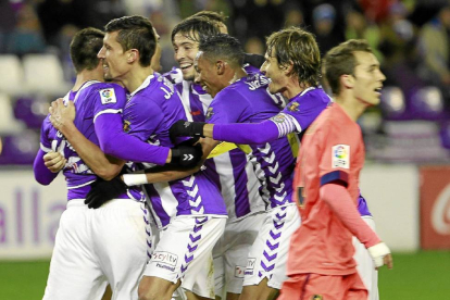 Los jugadores del Valladolid celebran uno de los siete goles que le metieron al filial del Barcelona-J. M. LOSTAU