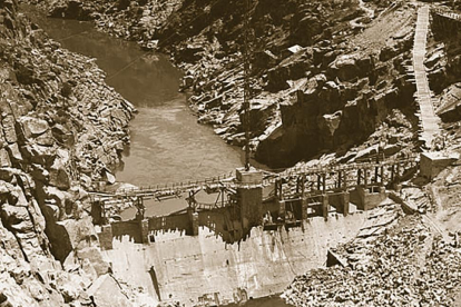 Construcción de la presa de Ricobayo en el Esla, durante la década de los años 30-E.M.