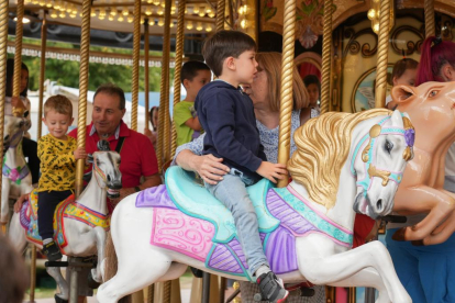 Carruseles de las Ferias de Valladolid en el Día del Niño.- J.M. LOSTAU