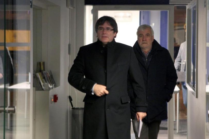 Carles Puigdemont, acompañado por el empresario Josep Maria Matamala, a su llegada al acto en Gante.-/ PERIODICO (EFE / CARLOS REY)