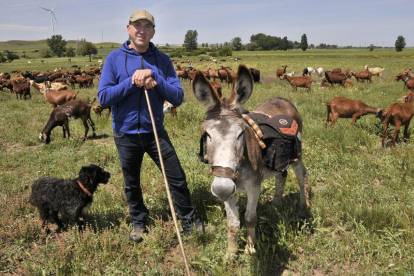 Sergio Ramos con Chisco y Jara que cuidan sus cabras.-VALENTÍN GUISANDE