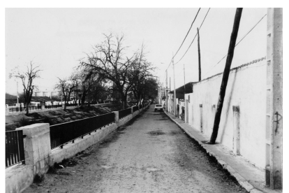 Paseo del cauce en el barrio España en 1980.- ARCHIVO MUNICIPAL VALLADOLID
