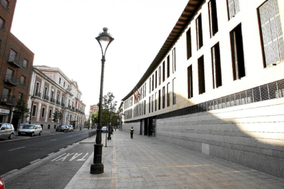 Foto de la fachada de los juzgados de Valladolid.-J. M. LOSTAU