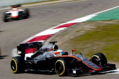 El McLaren de Fernando Alonso durante el Gran Premio de China.-Foto: DIEGO AZUBEL / EFE
