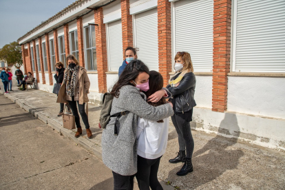 La directora del colegio de Torrecilla de la Abadesa, abraza a la única alumna, Ángela, al finalizar la clase del último día del colegio / ICAL