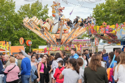 Carruseles de las Ferias de Valladolid en el Día del Niño.- J.M. LOSTAU