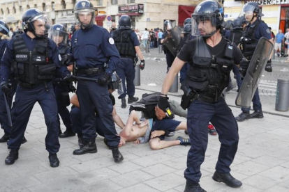 Incidentes con hinchas ingleses en Marsella durante la Eurocopa del 2016.-DARKO BANDIC (AP)