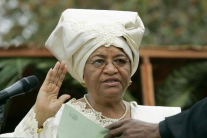 Ellen Johnson Sirleaf jura el cargo como presidenta de Liberia tras su primera victoria electoral, el 16 de enero del 2006, en Monrovia.-/ AP / CHARLES DHARAPAK