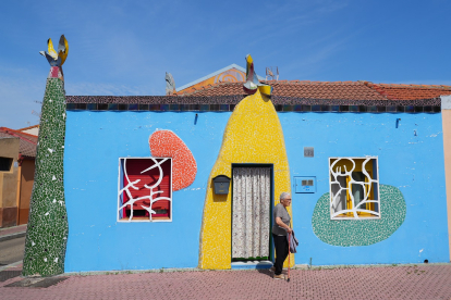 Barrio del Color de Cristóbal Gabarrón en la calle Monegros en el barrio España en la actualidad.- J.M. LOSTAU