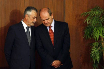 José Antonio Griñán y Manuel Chaves conversan en Sevilla, en abril del 2009.-Foto: REUTERS / MARCELO DEL POZO