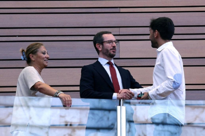 Javier Maroto (PP), Teresa López y Fran Díaz (PSOE), se saludan tras ser elegidos senadores por la Comunidad-ICAL