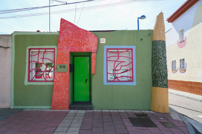 Barrio del Color de Cristóbal Gabarrón en la calle Baztán en el barrio España.- J.M. LOSTAU