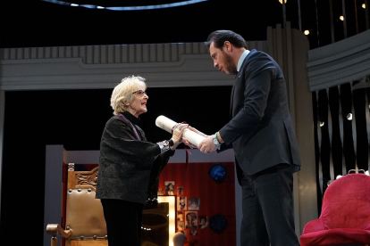 Concha Velasco recibe la Medalla de Oro de Valladolid de manos del ex alcalde de la ciudad, Óscar Puente, en el Teatro Calderón el 17 de marzo de 2018. -ÓSCAR PUENTE