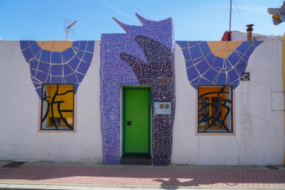 Barrio del Color de Cristóbal Gabarrón en la calle Baztán en el barrio España.- J.M. LOSTAU