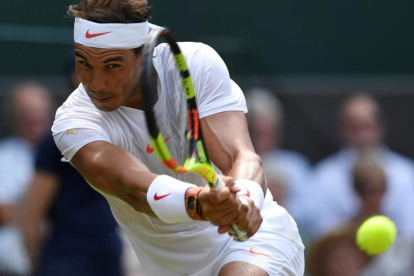 Nadal golpea de revés, en su partido ante Kukushkin en Wimbledon.-REUTERS / TONY O BRIEN