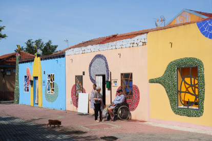 Barrio del Color de Cristóbal Gabarrón en la calle Monegros en el barrio España.- J.M. LOSTAU