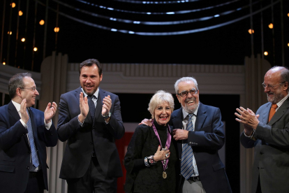 La actriz Concha Velasco recibe la Medalla de Oro de la Ciudad. En la imagen, junto a Óscar Puente, Tomás Rodríguez Bolaños y Javier de la Riva en marzo de 2018. - ICAL