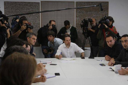 Pablo Iglesias, reunido con los 13 candidatos autonómicos de Podemos, este jueves, 9 de abril, en Madrid.-Foto: AGUSTÍN CATALÁN