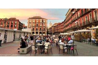 Imagen de archivo de la terraza de un establecimiento la plaza Mayor de Valladolid.- ICAL