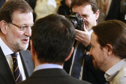 Pablo Iglesias conversa con Mariano Rajoy en el Congreso el 6-D de 2015.-EFE