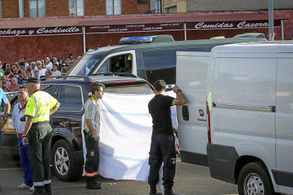 Efectivos policiales protegen de miradas el cuerpo de la fallecida en el accidente.-MIGUEL ÁNGEL SANTOS