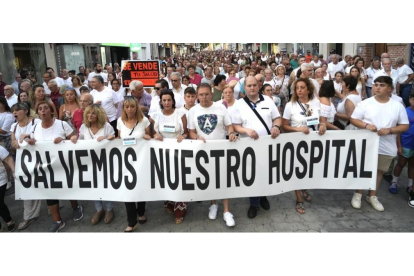 Manifestación en Medina del Campo en defensa del hospital.-J. M. LOSTAU