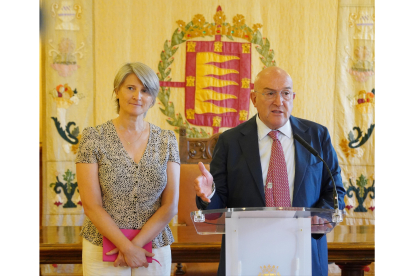 Jesús Julio Carnero, con la directora general de OUIGO, Hélène Velenzuela, en una imange de archivo.- ICAL