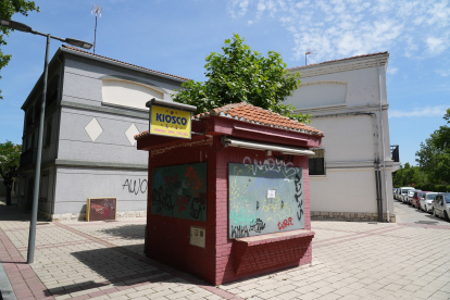 Kiosko cerrado en el cruce de Paseo del Cauce y Avenida de Santander en el barrio España.- J.M. LOSTAU
