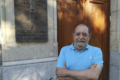 El profesor Clemente Barahona, en la puerta de la casa natal de Miguel Delibes, en Valladolid. ArgiComunicación