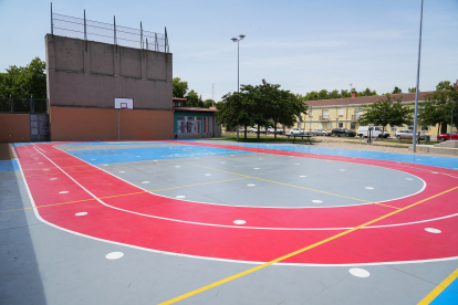 Zona deportiva en la calle del Conde de Arteche en el barrio España.- J.M. LOSTAU