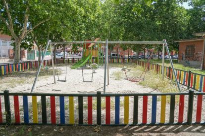 Parque infantil en la Plaza del Marqués de Suances en el barrio España.- J.M. LOSTAU