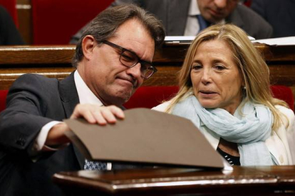 Joana Ortega y Artur Mas, en el pleno extraordinario que ha aprobado la ley de consultas.-Foto: EFE / ALBERTO ESTÉVEZ
