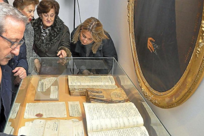 Un grupo de visitantes del Museo de las Ferias contempla ejemplares del Archivo Simón Ruiz en una muestra anterior.-S. G. C.