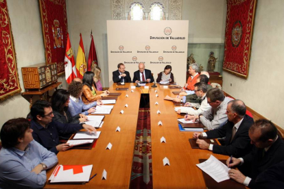 CEl presidente de la Diputación de Valladolid, Jesús Julio Carnero, firma convenios con diversas ONGs de la provincia para ejecutar 20 proyectos de cooperación internacional-Ical
