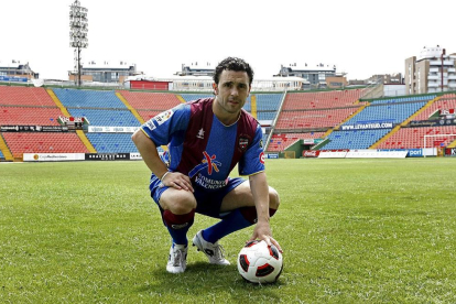 El actual entrenador blanquivioleta Sergio, durante su presentación como jugador del Levante, en 2010.-B.R.