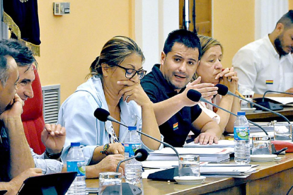 Barragán se dirige al Grupo del PP durante un Pleno, junto a la alcaldesa.-S.G.C.