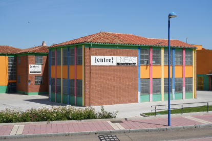 Biblioteca Entrelíneas desde la calle de la Serranía de Ronda en el barrio España.- J.M. LOSTAU