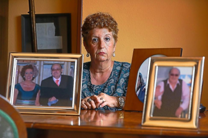 Carmen Rojo, rodeada de fotos de su marido.-PABLO REQUEJO