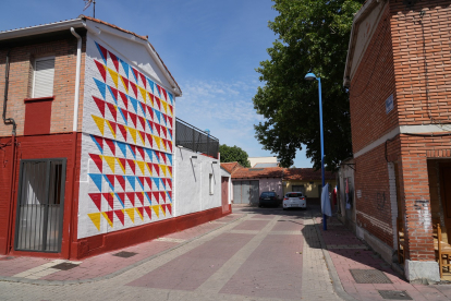 Mural artístico en la calle Tierra de Campos en el barrio España.- J.M. LOSTAU
