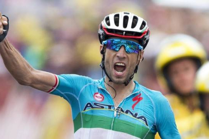 Vincenzo Nibali celebra la victoria en la Toussuire, con la que además se quedó a tiro del podio.-Foto: AP / PETER DEJONG