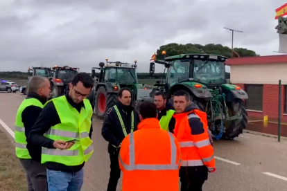 Tractores detenidos en Boecillo, en Valladolid.-E. M.