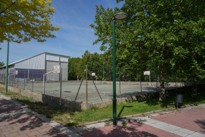 Zona deportiva junto al frontón en la calle Valle de Arán en el barrio España.- J.M. LOSTAU