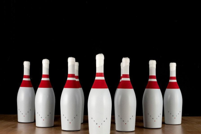 Strike Wine, de Javier Garduño para Conrado Gajte/Kino Calvo. Una alegoría del deporte de los bolos. La botella está cerrada con lacre sintético blanco. Premio Bronce LAUS, Liderpack al envase de bebidas, IPA Awards Selección.-LA POSADA