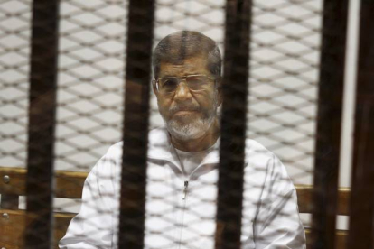 Imagen del expresidente Mohammed Mursi encarcelado tomada el 8 de mayo del 2014.-Foto:   AP / TAREK EL GABBAS