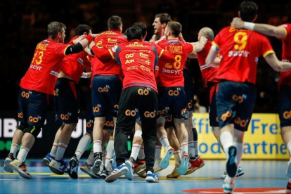 La selección española de balonmano, los Hispanos, celebrando el triunfo ante Eslovenia.-EUROPA PRESS