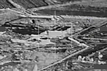 Secuencia de uno de los bombardeos de la aviación francesa sobre territorio rebelde, en Siria, el 17 de noviembre.-