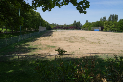 Campo de banderas de salvamento y socorrismo en el parque Soto de Medinilla en el barrio España.- J.M. LOSTAU